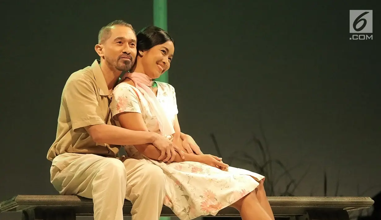 Aktor Lukman Sardi (kiri) dan Sri Qadariatin memerankan Amir Hamzah dan Ilik Sundari dalam pentas teater "Nyanyi Sunyi Revolusi" di Gedung Kesenian Jakarta, Jumat (1/2).  (Fimela.com/Bambang E Ros)