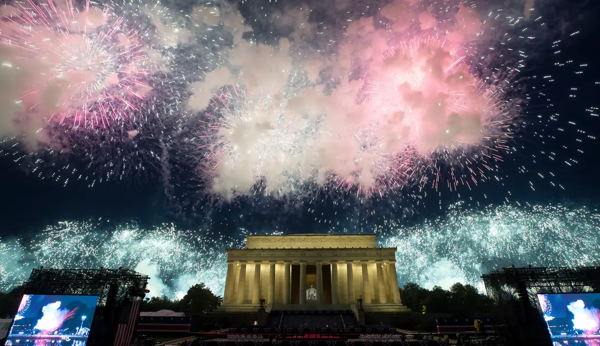 Kembang api menghiasi langit di dekat Lincoln Memorial pada perayaan Hari Kemerdekaan Amerika Serikat atau dikenal sebagai Fourth of July di Washington, DC, Kamis (4/7/2019). Perayaan Empat Juli ini mengenang deklarasi kemerdekaan Amerika dari Inggris pada tahun 1776. (AP Photo/Alex Brandon)