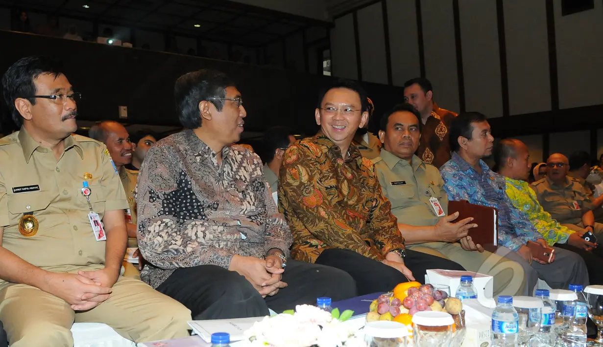 Wagub DKI Djarot Saiful Hidayat (kiri) dan Gubernur DKI Basuki Tjahaja Purnama (ketiga kiri) saat menghadiri pembukaan Musyawarah Perencanaan Pembangunan (Musrenbang) di Balai Kota, Jakarta, Selasa (14/4/2015). (Liputan6.com/Herman Zakharia) 