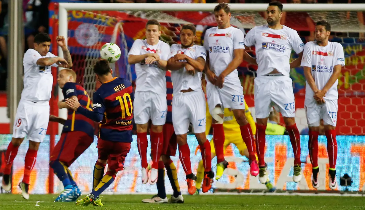 Penyerang Barcelona, Lionel Messi saat melakukan tendangan bebas dalam pertandingan final Piala Copa del Rey di Madrid, (23/5). Barcelona menang atas Sevilla dengan skor 2-0. (Reuters / Sergio Perez)