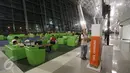 Penumpang bersantai sambil menunggu jadwal penerbangan di ruang tunggu Terminal 3 Ultimate, Bandara Soekarno-Hatta, Tangerang, Banten, Selasa (9/8). Seperti diketahui sekitar pukul 00.01 WIB, terminal 3 resmi beroperasi. (Liputan6.com/Immanuel Antonius)