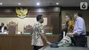 Terdakwa dugaan suap jual-beli jabatan di lingkungan Kemenag, M Romahurmuziy (kiri) saat menjalani sidang pembacaan putusan sela, Pengadilan Tipikor, Jakarta, Senin (9/10/2019). Majelis hakim menolak eksepsi terdakwa dan sidang dilanjutkan dengan pemeriksaan saksi. (Liputan6.com/Helmi Fithriansyah)