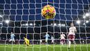 Pemain Manchester City, Phil Foden mencetak gol keempat timnya ke gawang West Ham pada laga lanjutan Liga Inggris 2024/2025 di Etihad Stadium, Manchester, Inggris, Sabtu (04/01/2025). (AFP/Oli Scarff)
