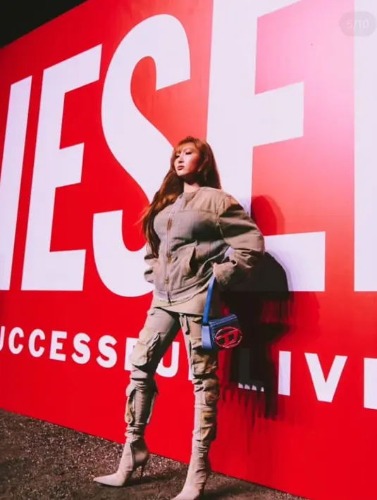 Hwasa hadir di fashion Show Diesel dibalut denim on denim dengan heels boots dan hand bagnya. [@_mariahwasa]