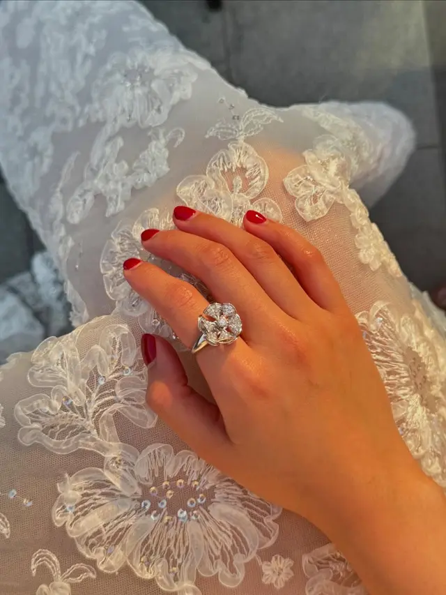 Potret Vanesha Prescilla Tampil Bak Pengantin di The White Lotus Season 3 Premiere Bangkok, Ketemu Lisa BLACKPINK!