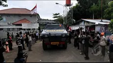 Sejumlah wartawan dari berbagai media massa dalam dan luar negeri yang meliput persiapan eksekusi mati dilarang masuk ke halaman Kantor Kejari Cilacap.