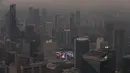 Pemandangan gedung-gedung pusat kota terlihat dari Menara CN saat asap akibat kebakaran hutan di Ontario Utara menyelimuti Toronto dan menyebabkan kualitas udara memburuk, di Toronto, Ontario, Kanada, Kamis, 15 Juli 2026. (AFP/ Cole Burston)
