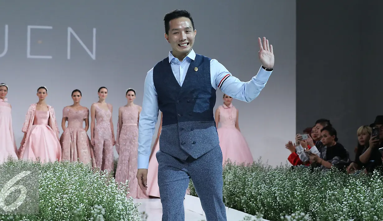 Perancang Hian Tjen menyapa tamu yang hadir di IPMI Trend show 2016, Di Senayan City, Jakarta, Selasa  (1/12). Hian Tjen Resmi menjadi anggota Ikatan Perancang Mode Indonesia (IPMI). (Liputan6.com/Herman Zakharia)