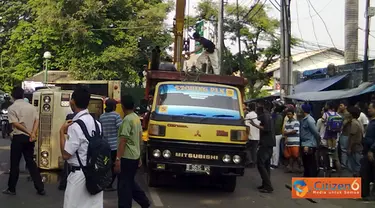 Citizen6, Jakarta: Kecelakaan terjadi akibat supir truk yang bermuatan genset itu tidak bisa mengendalikan kendaraannya, ketika melewati tikungan dengan kecepatan tinggi dari arah Bandengan menuju Grogol. (Pengirm: Angga Thio)