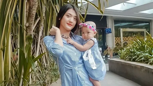 7 Gaya Anissa Aziza dan Buah Hati Pakai Baju Couple, Kompak Banget