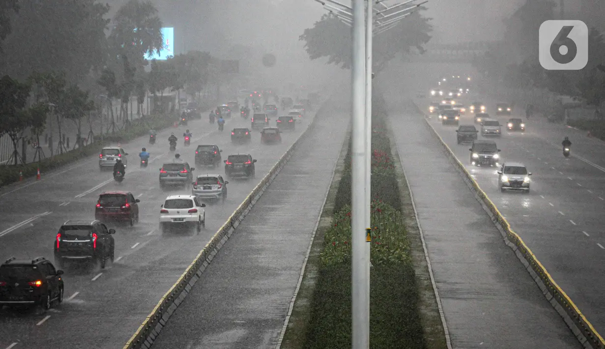 Kendaraan melintas saat turun hujan di Jalan Jenderal Sudirman, Jakarta, Minggu (18/10/2020). Badan Meteorologi, Klimatologi, dan Geofisika (BMKG) menyatakan musim hujan berlangsung mulai Oktober dan diprediksi mencapai puncaknya pada Januari hingga Februari 2021. (Liputan6.com/Faizal Fanani)