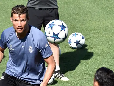 Penyerang Real Madrid Cristiano Ronaldo saat melakukan sesi latihan di Valdebebas, Madrid, Spanyol (17/4). Real Madrid akan menantang Bayern Muenchen di leg kedua perempat final Liga Champions. (AFP Photo / Gerard Julien)