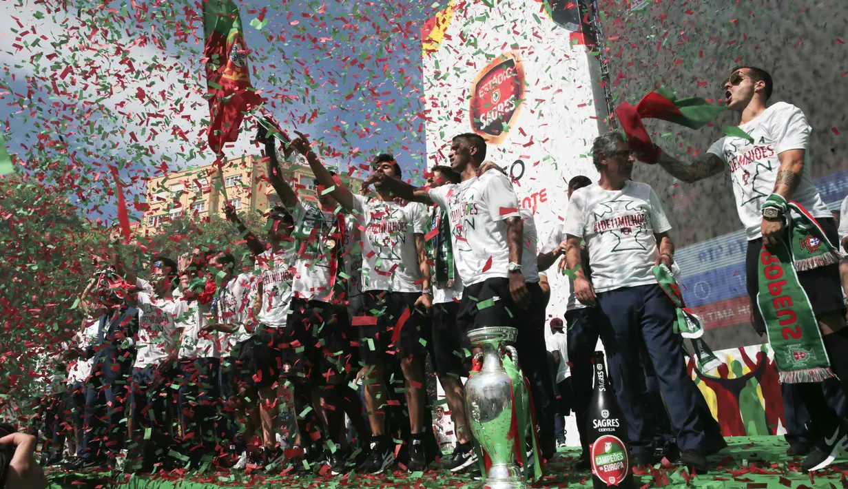 Para pemain Portugal nmerayakan kemenangan meraih trofi juara bersama fans di alun-alun kota di Alameda D. Afonso Henriques, Lisbon, Portugal, (11/7/2016). Portugal menang atas Prancis 1-0. (EPA/Antonio Cotrim)