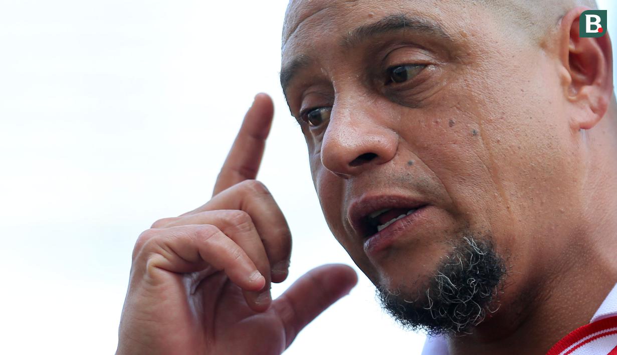 <p>Legenda sepak bola Brasil, Roberto Carlos beraksi sebagai pelatih pada Fourfeo Mini Tournament yang diikuti pemain U-16 saat BRImo Future Garuda di Stadion Madya Senayan, Jakarta, Kamis (01/06/2023). (Bola.com/Bagaskara Lazuardi)</p>