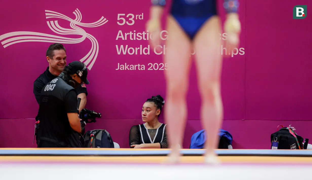 <p>Ekspresi pesenam Amerika Serikat, Leanne Wong saat menunggu hasil akhir kategori All-Around putri Kejuaraan Dunia Gimnastik 2025 di Indonesia Arena, Senayan, Jakarta, Kamis (23/10/2025). (Bola.com/Bagaskara Lazuardi)</p>