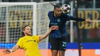 Di babak kedua, I Nerazzurri masih mempertahankan tempo permainannya. Tampak dalam foto, pemain Inter Milan, Manuel Akanji (kanan) berebut bola dengan Kasper Hogh dari Bodo/Glimt selama pertandingan babak playoff Liga Champions 2025-2026 di stadion San Siro, Italia, Selasa 24 Februari 2026 waktu setempat atau Rabu (25/2/2026) dini hari WIB. (AP Photo/Luca Bruno)
