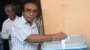 Calon Presiden nomor urut dua yang diusung Partai Fretilin dan CNRT, Fransisco Guterres atau Lu Olo memasukkan surat suara ke dalam kotak suara saat pemilihan presiden di sebuah TPS di Dili, Timor Leste, Senin (20/3). (Valentino DARIEL SOUSA/AFP)