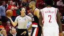 Lauren Holtkamp memimpin dengan tegas pada laga NBA Houston Rockets vs Indiana Pacers di Toyota Center, Houston, Texas (10/1/2016). (Scott Halleran/Getty Images/AFP)