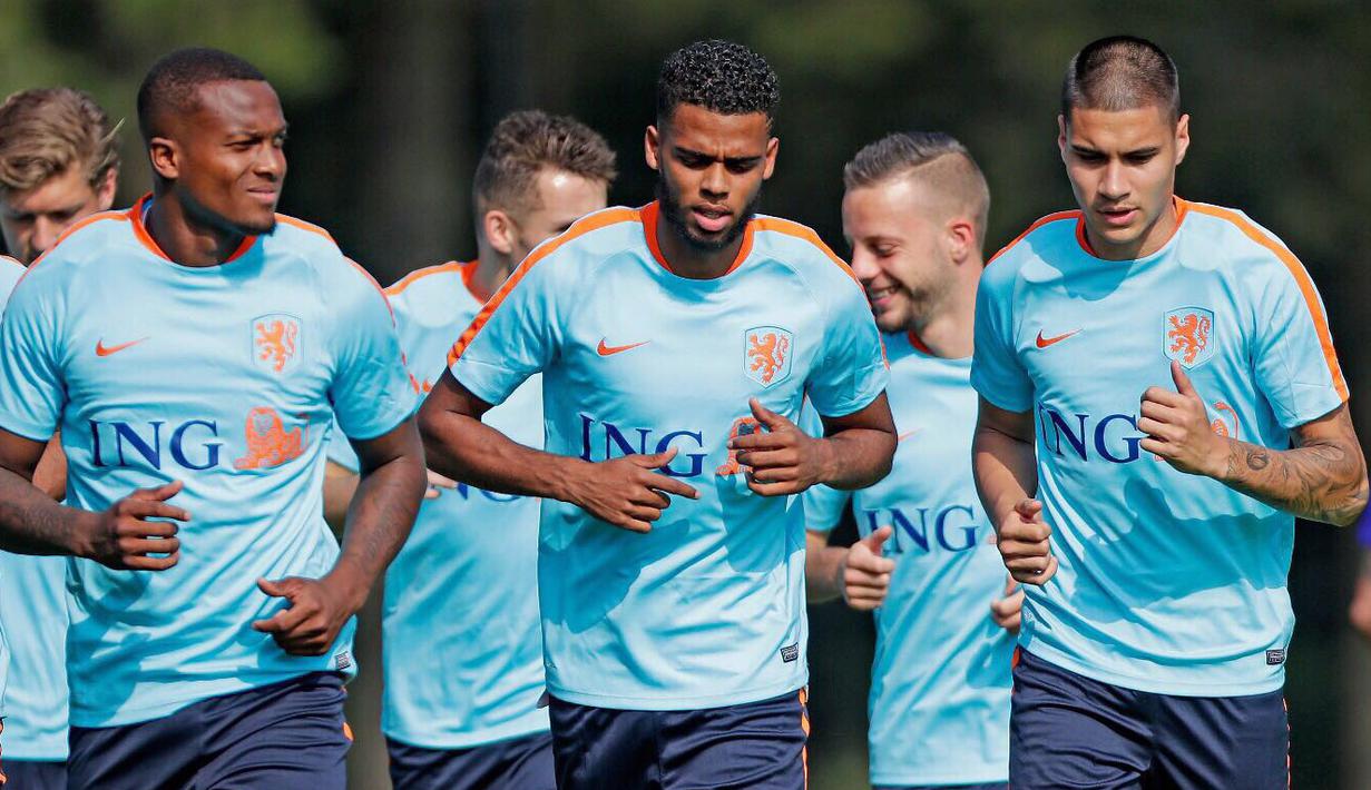 Kevin Diks saat ini memegang status warga negara Belanda. Diks pernah membela timnas Belanda pada level junior. Diks pernah bermain untuk tim U-19 dan U-21. (Twitter @KevinDiks_)