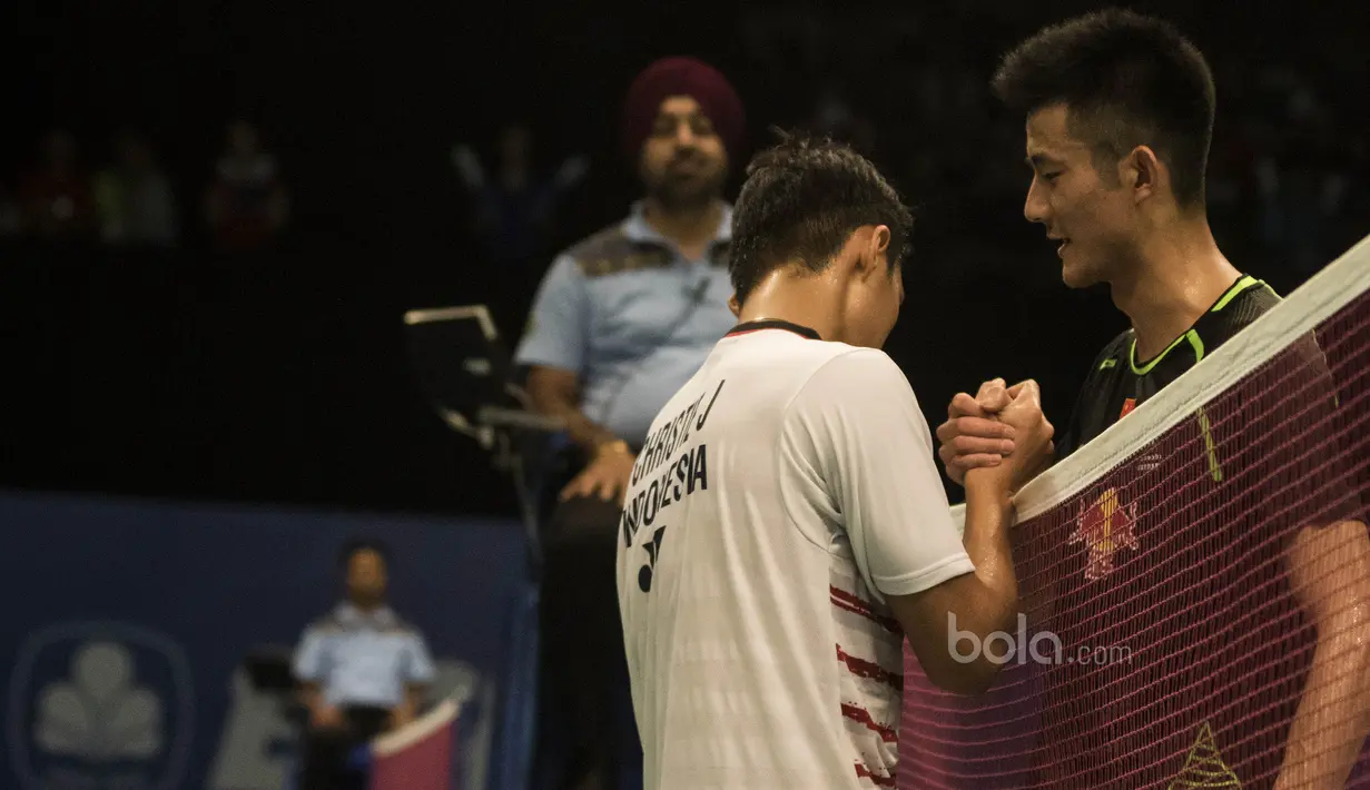 Tunggal putra Indonesia, Jonatan Christie, bersalaman dengan lawannya tunggal China, Chen Long, pada laga BCA Indonesia Open di JCC, Jakarta, Kamis (15/6/2017). Jonatan kalah 9-21 dan 7-21. (Bola.com/Vitalis Yogi Trisna)