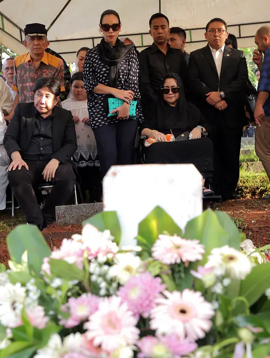 "Beliau nggak bilang apa-apa, beliau terima-terima aja, jalani semuanya dengan kebahagiaan, nggak banyak pengen ini itu. Dia cuma mau anaknya happy aja," terangnya. (Deki Prayoga/Bintang.com)