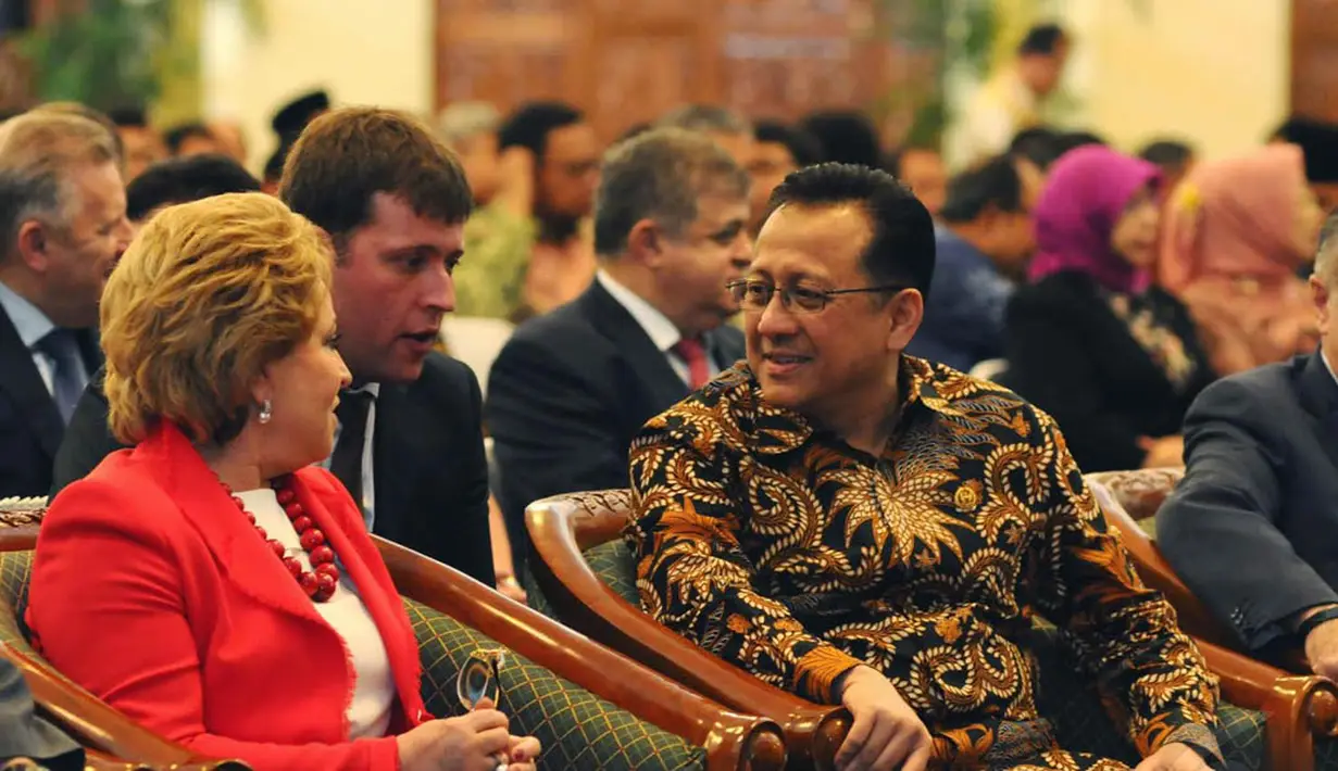 Ketua Majelis Federasi Rusia, Valentina Ivanovka Matviyeko (kiri) saat berbincang dengan Ketua DPD, Irman Gusman, Jakarta, Rabu (12/11/2014). (Liputan6.com/Andrian M Tunay)