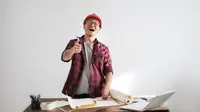 Ilustrasi pria sukses. (Photo by Andrea Piacquadio: https://www.pexels.com/photo/laughing-male-constructor-showing-thumb-up-at-working-desk-3760613/)
