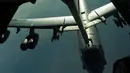 Sebuah pesawat Angkatan Udara AS B-52 bomber menerima bahan bakar dari pesawat tanker KC-10 tanker di dekat Irak (26/10). Di Irak saat ini tengah terjadi pertempuran antara koalisi Irak-ISIS. (U.S. Air Force/Senior Airman Tyler Woodward/REUTERS)