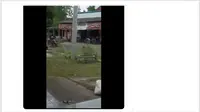 Viral&nbsp;video di sosial media berdurasi 2 menit 50 detik di Kabupaten Cilacap, Provinsi Jawa Tengah memperlihatkan adanya aksi perampokan oleh tiga orang dengan mengendarai dua sepeda motor di sebuah toko. (Twitter&nbsp;@Narasi_winda)