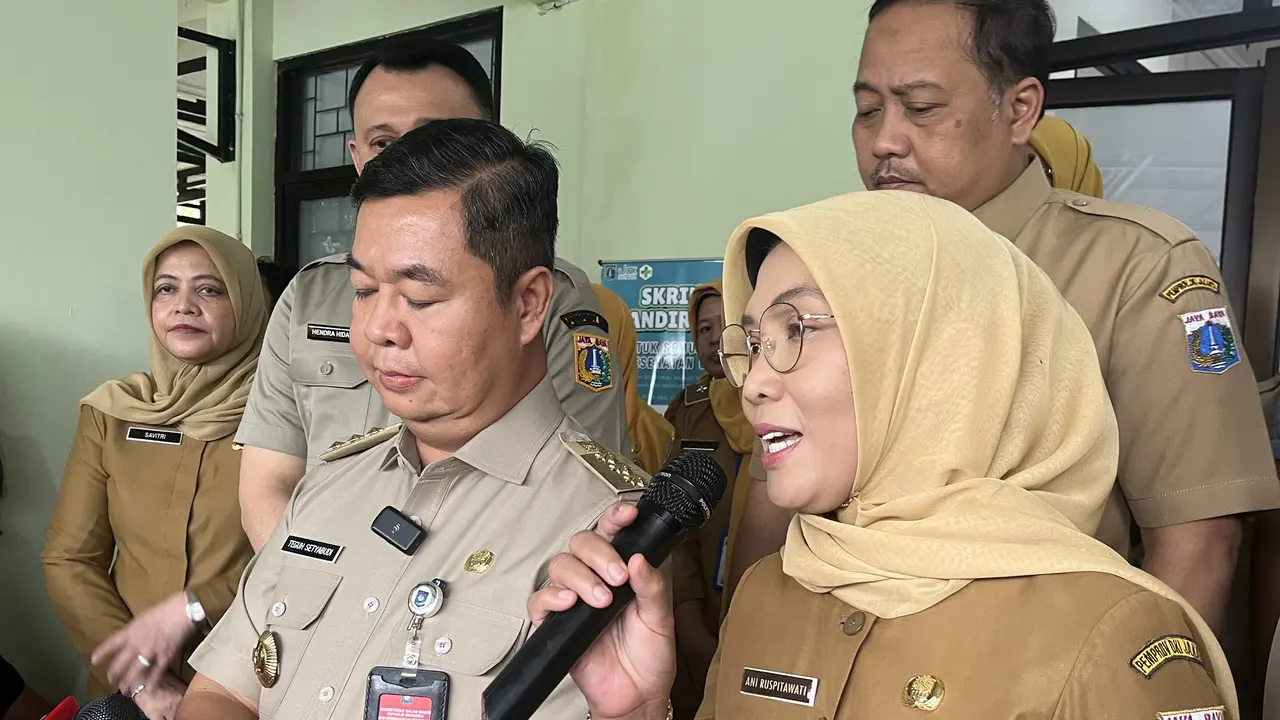 Kepala Dinas Kesehatan (Dinkes) DKI Jakarta Ani Ruspitawati dan Pj Gubernur DKI Jakarta Teguh Setyabudi di Puskesmas Pulogadung, Jakarta Timur, Senin (10/2/2025). (Liputan6.com/Winda Nelfira)