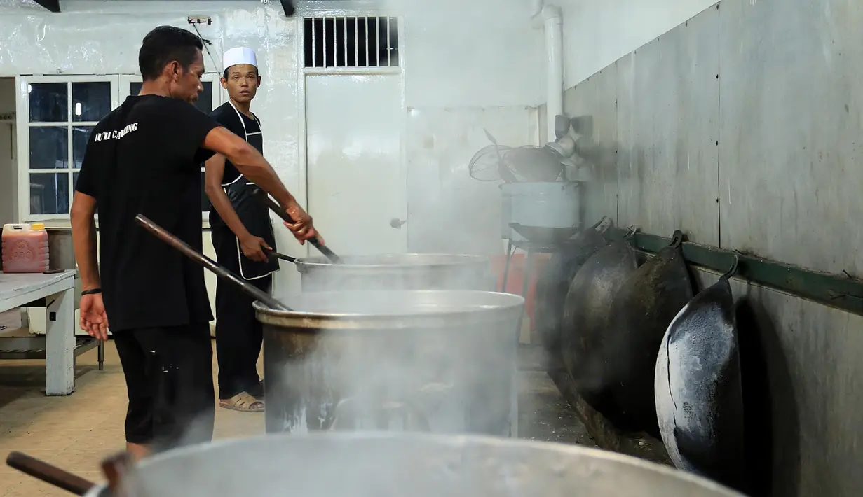 Hal ini disampaikan Beby Nasution, selaku pengelola catering. Menurutnya, aka nada beberapa jenis makanan yang tak boleh ditinggalkan dalam acara pernikahan di Kota Meda. Namun akan ada beberapa modifikasi lainnya. (Deki Prayoga/Bintang.com)