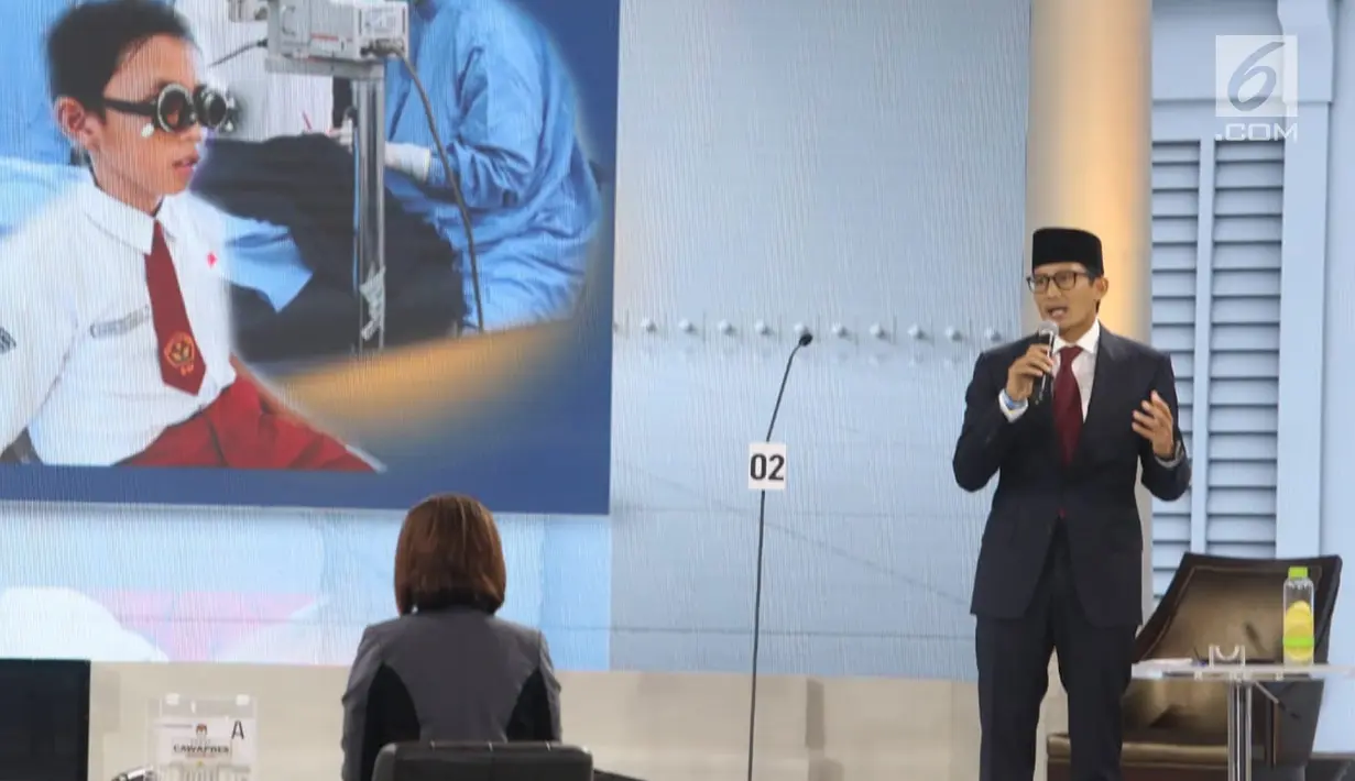 Cawapres nomor urut 02 Sandiaga Uno menyampaikan pendapatnya saat segmen kedua debat cawapres 2019 di Hotel Sultan, Jakarta, Minggu (17/3). Debat itu mengangkat tema pendidikan, kesehatan, ketenagakerjaan, sosial dan budaya. (Liputan6.com/Johan Tallo)