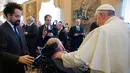 Foto pada tanggal 28 November 2016, Paus Fransiskus bertemu dengan Profesor Stephen Hawking di Vatikan. Stephen Hawking dikenal sebagai salah satu ilmuwan yang paling berpengaruh di dunia. (AFP Photo/Osservatore Romano)
