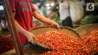 Pedagang merapikan cabai rawit merah di Pasar Induk Kramat Jati, Jakarta, Senin (20/6/2021). Harga cabai rawit merah di pasar-pasar DKI Jakarta naik menjadi rata-rata Rp108.043 per kilogram (kg). Bahkan, di beberapa pasar harga cabai tembus Rp120 ribu per kg. (Liputan6.com/Faizal Fanani)