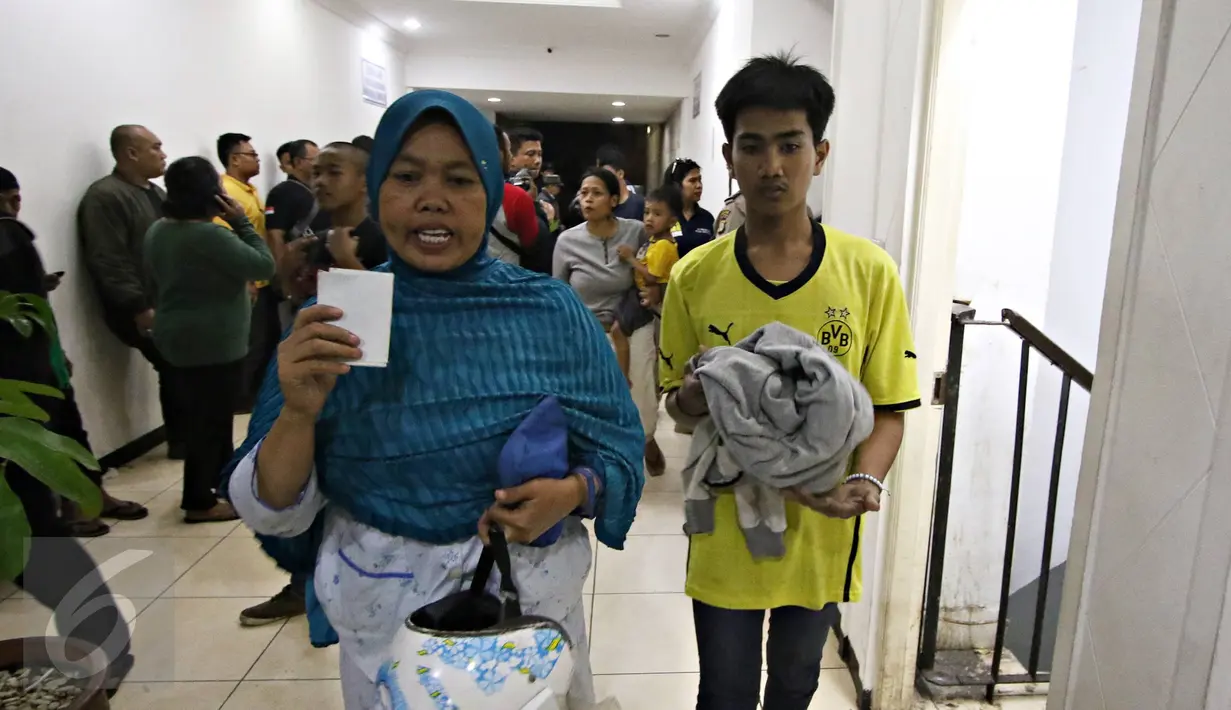 Salah satu orangtua yang datang untuk menjemput anaknya di Polda Metro Jaya, Jakarta, Minggu (18/10). Polisi mengamankan ratusan remaja yang berbuat onar menjelang laga final Piala Presiden di GBK. (Liputan6.com/Immanuel Antonius)