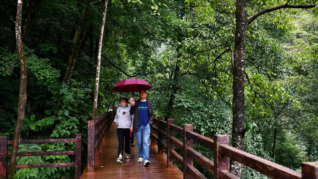 Menikmati Air Terjun Chishui di Kota Zunyi