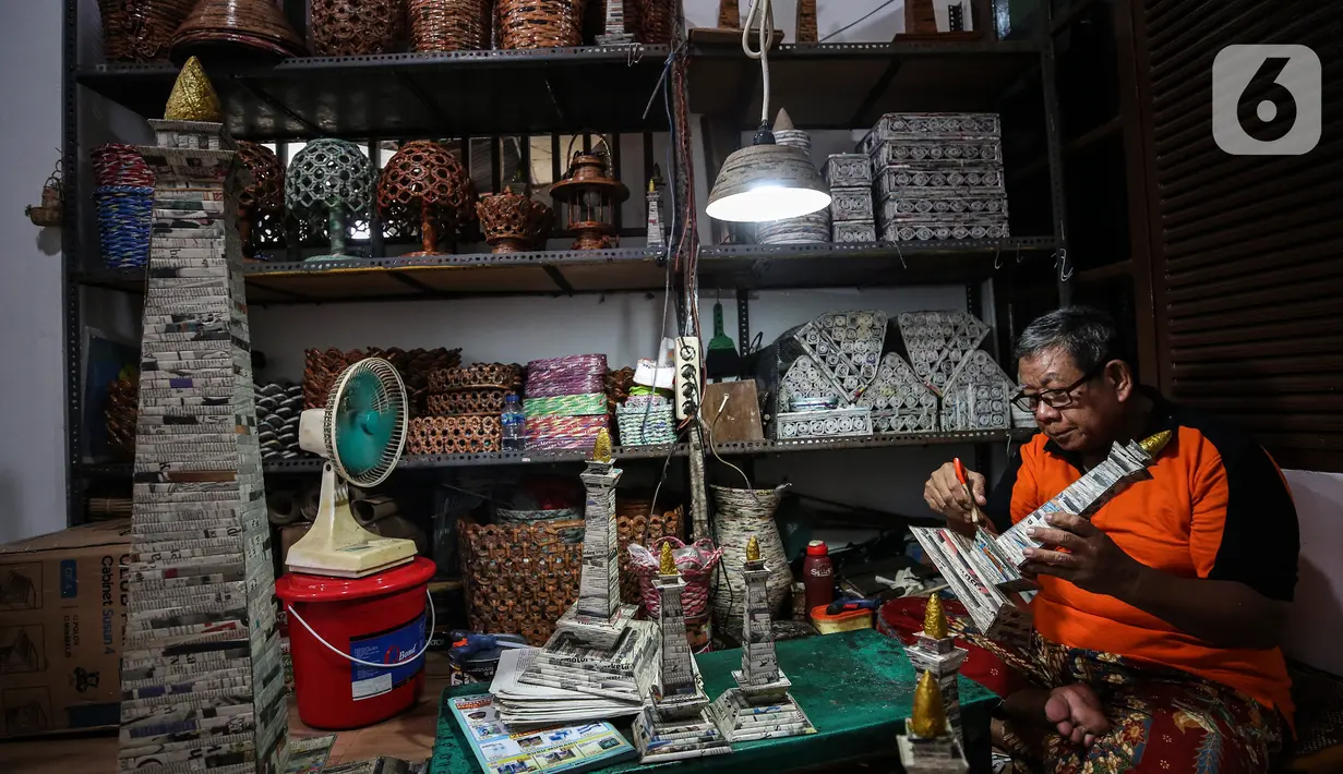 Sugito (68) menyelesaikan pembuatan miniatur Monas dari kertas koran bekas di Bank Sampah Tri Alam Lestari, Jakarta Selatan, Rabu (9/6/2021). Selain miniatur Monas, Sugito juga memanfaatkan kertas bekas untuk membuat berbagai macam barang kerajinan yang bernilai ekonomis. (Liputan6.com/Johan Tallo)