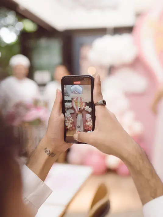 Namun sayang, sang suami tidak hadir di acara tersebut. [instagram/cantitachril]