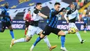 Pemain Inter Milan, Lautaro Martinez (tengah) dibayang-bayangi pemain Udinese dalam laga lanjutan Liga Itali 2020/2021 di Friuli stadium, Minggu (24/1/2021) dini hari. (Foto: AFP/Vincenzo Pinto)