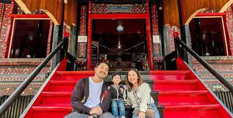 Penampilan keduanya pun makin kece dilengkapi dengan sneakers.  [Foto: IG/kikysaputrii]