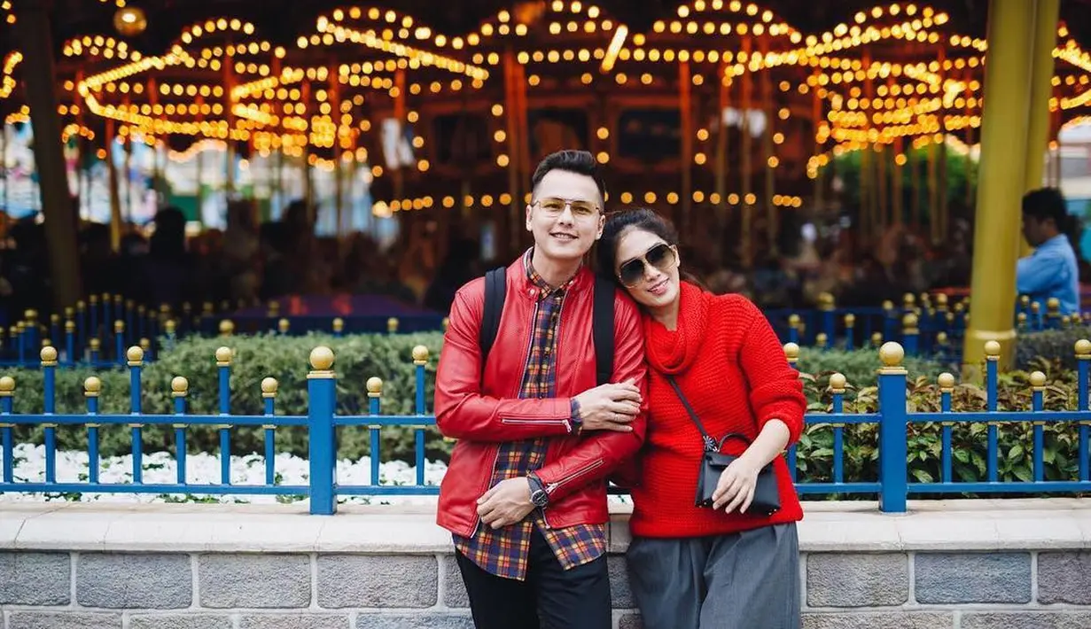 "Saya mencoba melamar personal ke dia, saya sudah siapin segala macamnya. Ruangan, dengan bunga dan lilin jumlahnya ratusan," kenang Andhika Pratama yang membuat Ussy Sulistiawaty malu. (Instagram/ussypratama)
