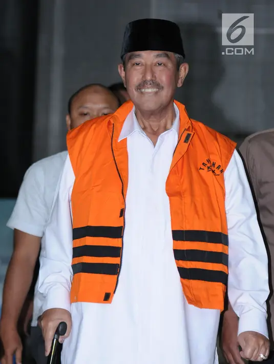 Bupati Bandung Barat, Abubakar bersiap keluar dari gedung KPK usai menjalani pemeriksaan, Jakarta, Kamis (12/4). KPK resmi menahan Abubakar sebagai tersangka kasus dugaan suap di Pemkab Bandung Barat. (Liputan6.com/Helmi Fithriansyah)