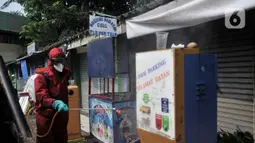 Petugas pemadam kebakaran Jakarta Pusat saat menyemprotkan cairan disinfektan di area parkir Pasar Rawasari, Jakarta, Kamis (11/6/2020). (merdeka.com/Iqbal S. Nugroho)