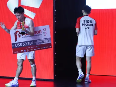 Ganda putra Indonesia, Raymond Indra dan Nikolaus Joaquin, berhasil keluar sebagai runner-up di turnamen bulu tangkis Polytron Indonesia Open 2026. (Bola.com/M Iqbal Ichsan)