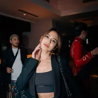 Gaya midriff serba-hitam dengan knit bralette yang dipadukan dengan cropped blazer [@pevpearce]