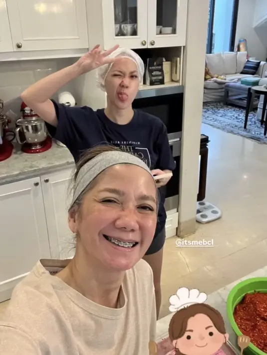 Atasan warna navy tersebut dipadukan dengan celana pendek dari Alo. Membuat kesan tampilannya yang santai. [@bumiauw]