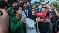 Ketua DPRD Sulsel Ina Kartika Sari saat menerima aspirasi massa aksi (Liputan6.com/Fauzan)