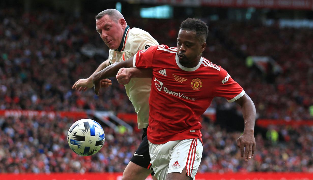 Patrice Evra (kanan) dan kolega berusaha mengejar ketertinggalan. Namun, hingga wasit meniup peluit panjang tanda berakhirnya pertandingan, tak ada lagi gol yang tercipta. (AFP/Lindsey Parnaby)