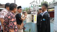 Kepala Desa Sidomulyo, Kamiludin tinjau langsung alat aplikasi SI-AMA di depan balai Desa Sidmulyo (Istimewa)