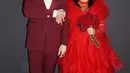 Untuk Halloween tahun ini, Kourtney Kardashian Barker dan Travis Barker berdandan seperti karakter Michael Keaton dan Winona Ryder dalam film klasik "Beetlejuice" tahun 1988. Kourtney tampil dengan gaun merah pengantin yang ikonik. [@kourtneykardash]